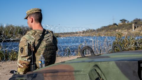 La Guardia Nacional de Texas continúa bloqueando el acceso a la frontera de los agentes de CBP.